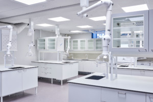 työpisteitä laboratoriossa / laboratory workbenches