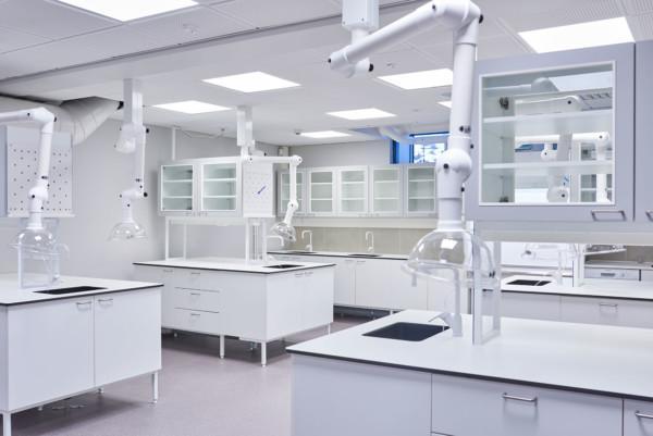 työpisteitä laboratoriossa / laboratory workbenches