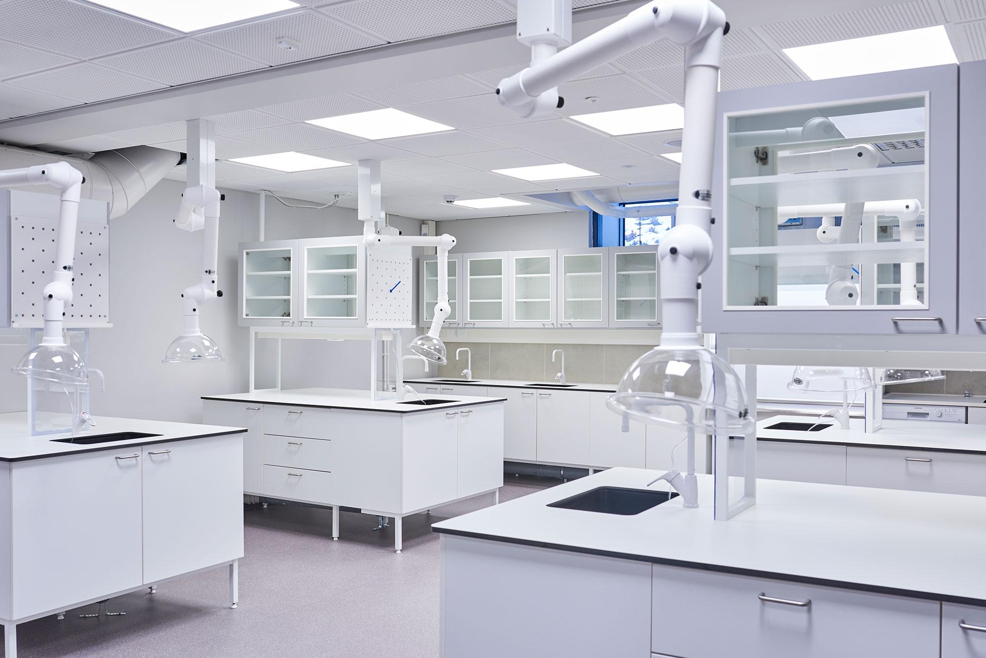 työpisteitä laboratoriossa / laboratory workbenches