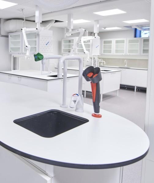 Hätäsuihku silmille / Black and red eye shower installed on a lab bench