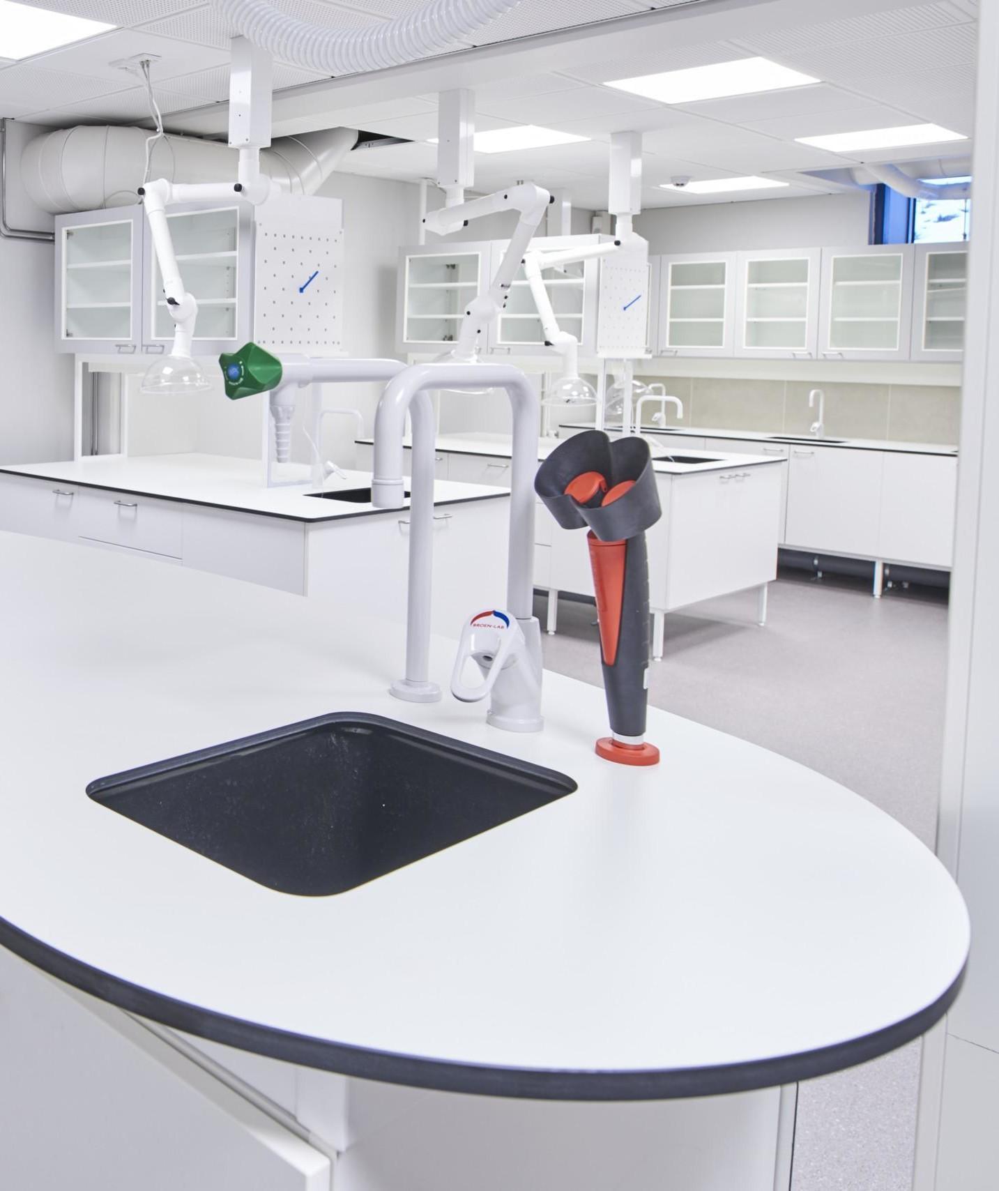 Hätäsuihku silmille / Black and red eye shower installed on a lab bench