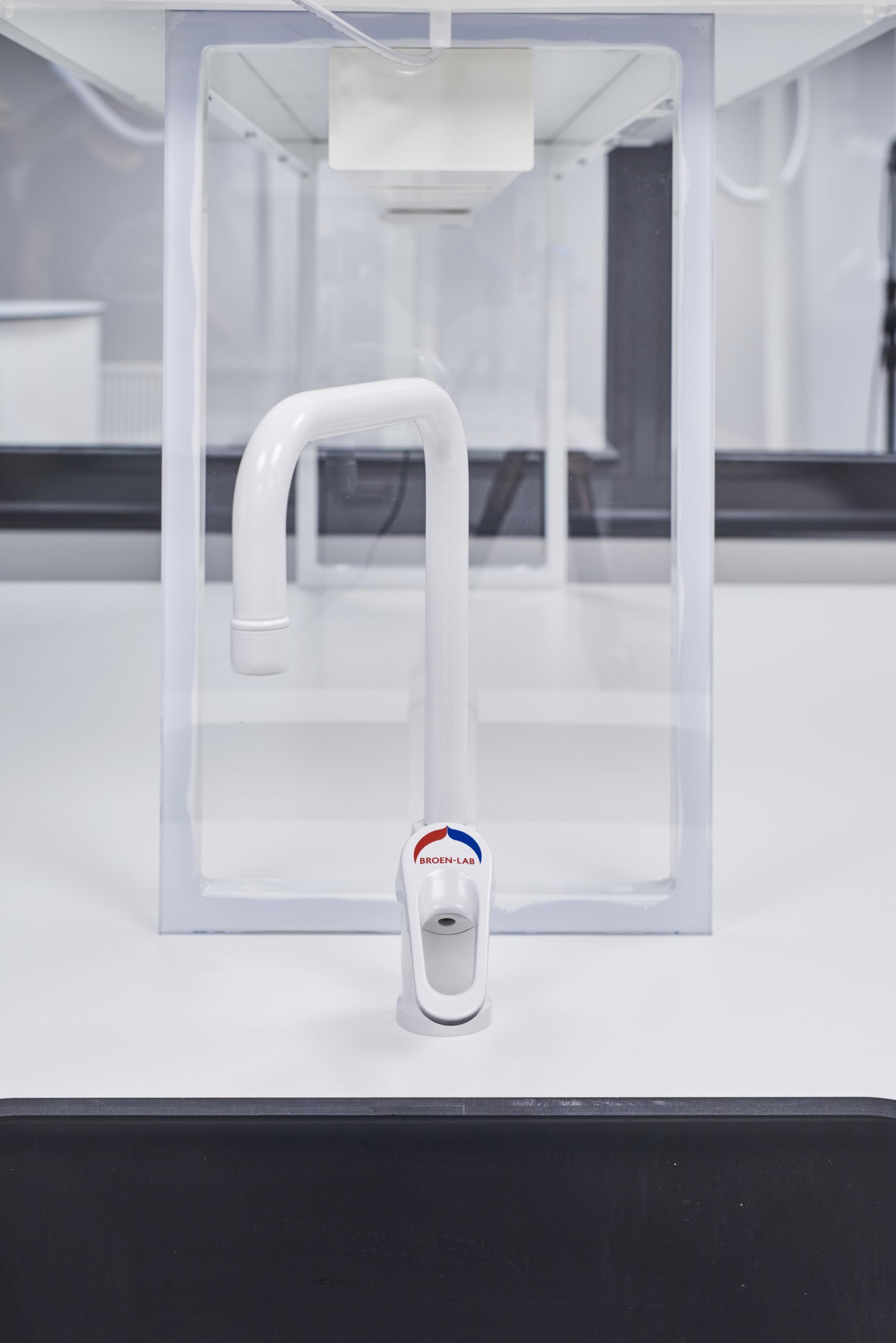 Valkoinen vesihana / White water tap