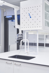 Osa laboratorion työpöytää, allas ja hana, tappiteline