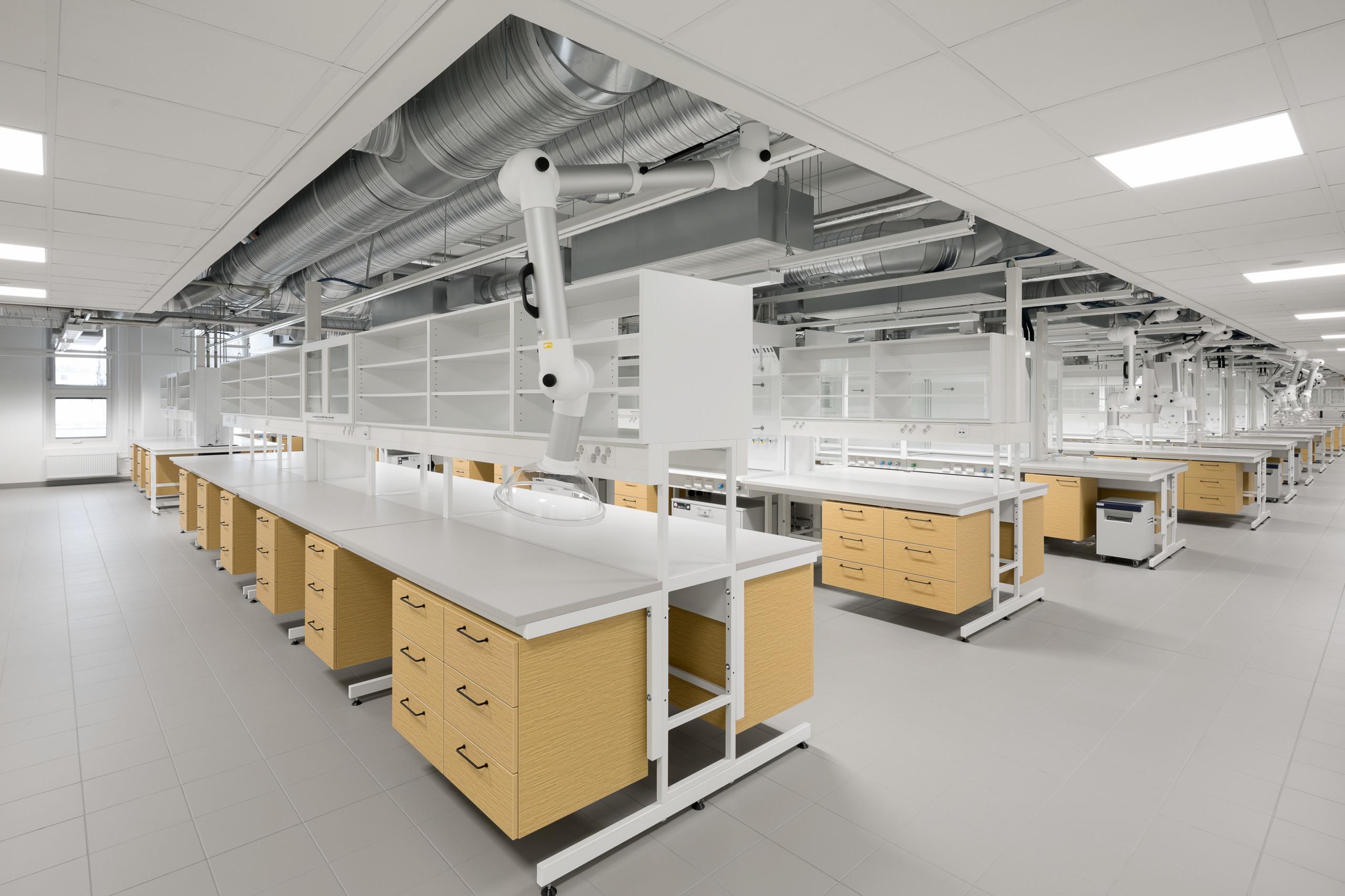 Ergonomisia laboratoriokalusteita / Ergonomic laboratory furniture
