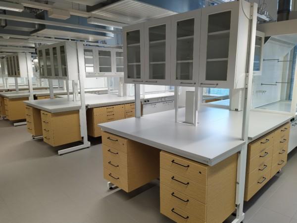 työpisteitä laboratoriossa / workbenches in a laboratory