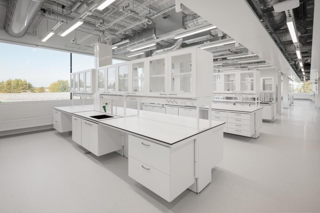 White laboratory showcasing various laboratory workbenches.