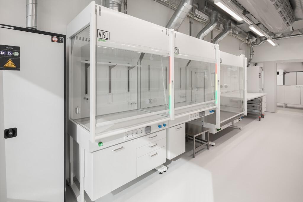 Fume cupboards with Greeline+ technology. 
